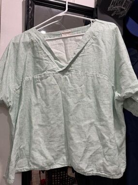 SeamsFriendly Light Green Gingham V-Neck Women’s Top Size 48